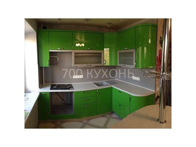 яркая зеленая угловая кухня в Петрозаводске